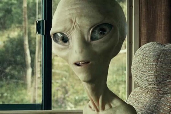 很多人说1999年地球发生灾难,外星人趁机入侵,人类不得不派兵援助