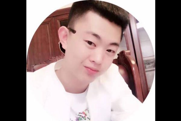 资讯 主播快手巴扎黑是辽宁锦州人,1993年出生,快手id是14817704,新浪