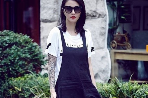 谭维维花臂纹身图案是什么手臂上纹了满胳膊的莲花央视