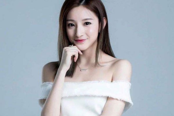 马凡舒泳装掉下来了 没有之前的清纯了