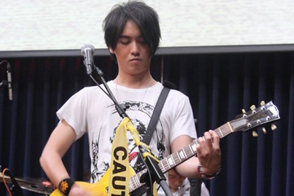 陈德修(xiū)吉他水平 忘记了他本来歌手的身份
