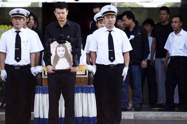 ����¶�����¼�ʼĩ ������Ů����ô����