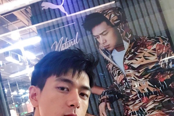 李现飞机事件视频截图 男同高层想要潜规则他