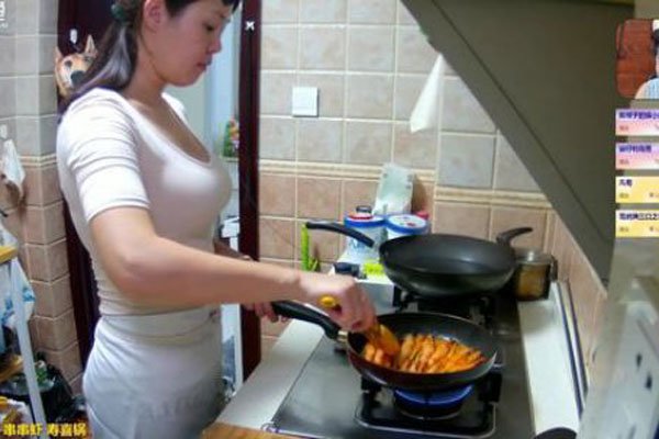 雪纳瑞三口之家夫人螺旋奶暴露卖老婆不是真正的夫妻