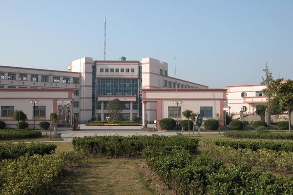 金坛二中黄云霞与学生事情女老师被警方带走