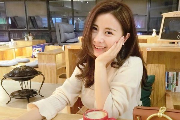 六点半球球被压桌子大胸美照胸前的两坨太有存在感了