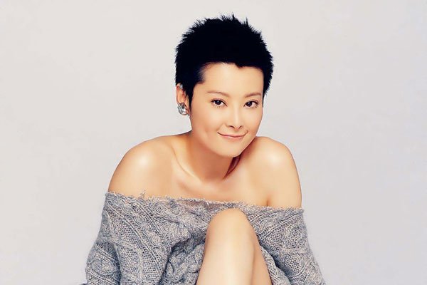 袁立为什么会叫做袁公知,是因为袁立是公知派,就是专门做慈善,对于