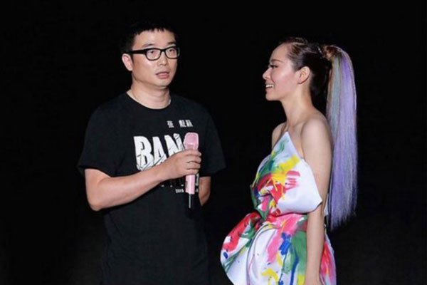 张靓颖为啥打r环 她当年为了冯轲打了这个乳环