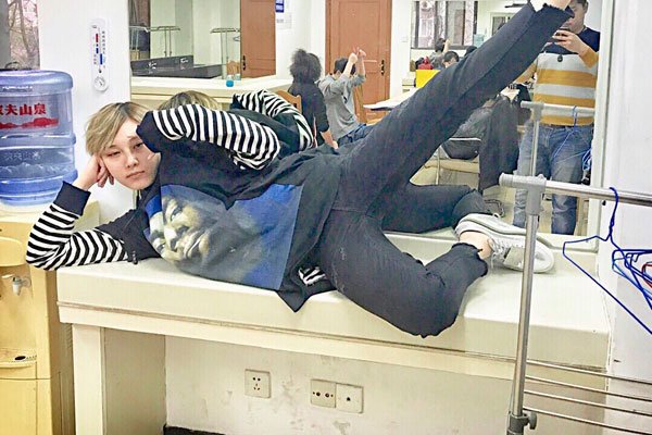 �����۸���������ʵ���� ����Ϊ��ƨ������Ϊ����