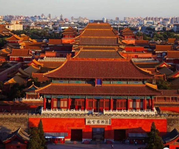 故宫裸拍事件那女的是谁 公共的场合是不合适的