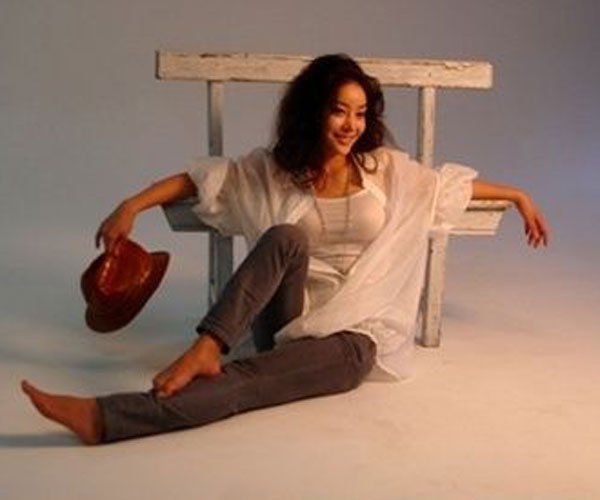 而不光张紫妍一个女星自杀,随后还是有韩国女主持人宋芝善,金宥利,朴